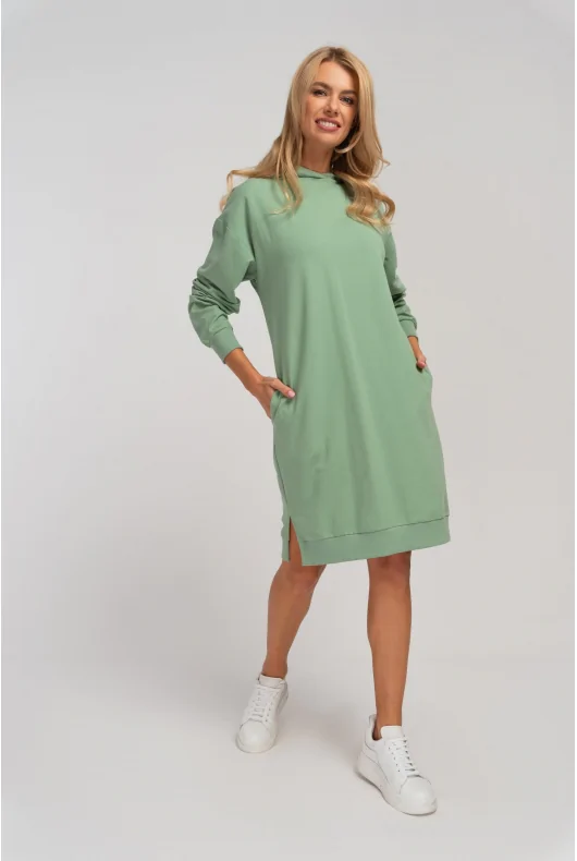 Zielona sportowa sukienka midi o luźnym kroju z bawełny, ze ściągaczami i rozcięciem.