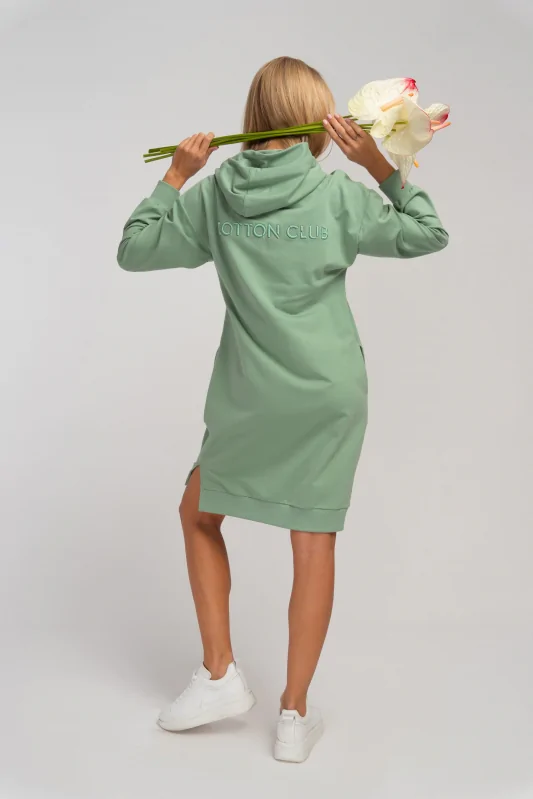 Zielona sportowa sukienka midi o luźnym kroju z bawełny, ze ściągaczami i rozcięciem.