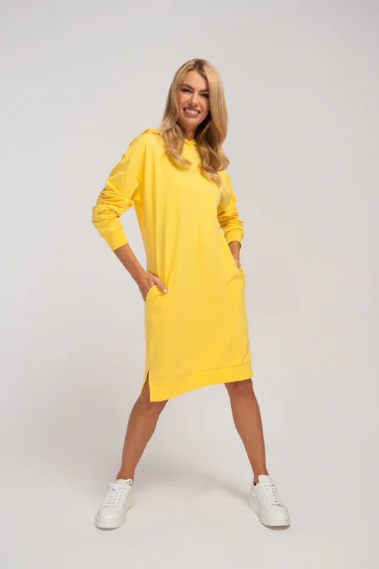 Żółta sportowa sukienka midi o luźnym kroju z bawełny, ze ściągaczami i rozcięciem.