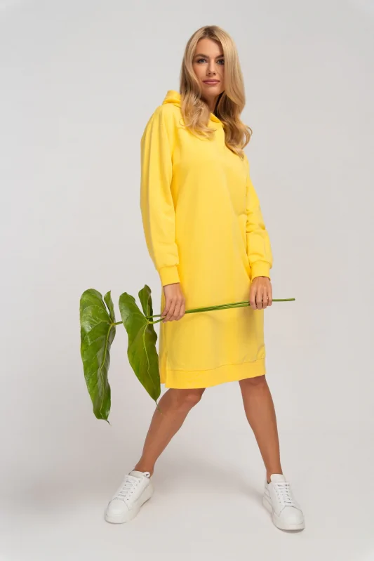 Żółta sportowa sukienka midi o luźnym kroju z bawełny, ze ściągaczami i rozcięciem.