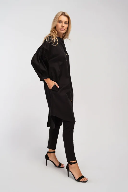Długa czarna tunika o koszulowym, luźnym kroju, z szerokimi rękawami i guzikami, uszyta z bawełny.