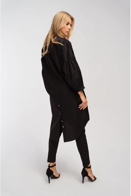 Długa czarna tunika o koszulowym, luźnym kroju, z szerokimi rękawami i guzikami, uszyta z bawełny.