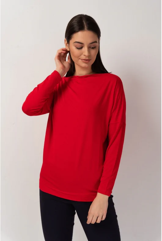 Czerwona bluzka z długim rękawem, uszyta z wiskozy, z obniżoną linią ramion i formą nietoperz.