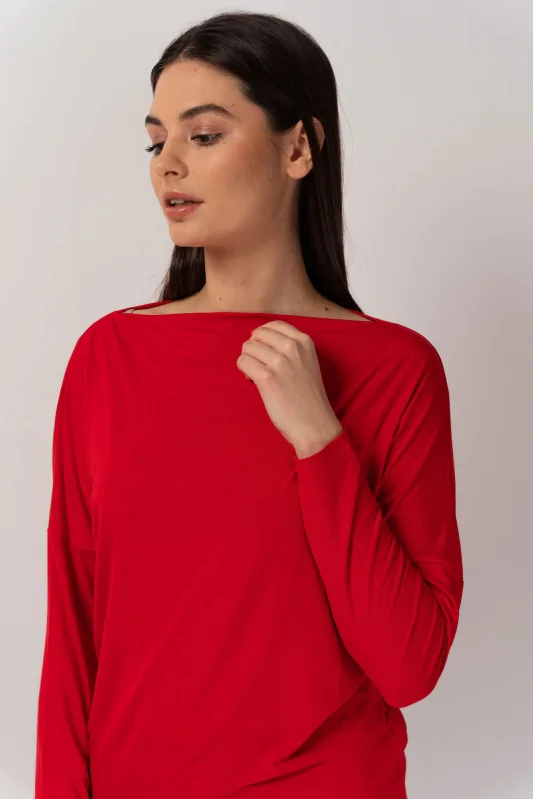 Czerwona bluzka z długim rękawem, uszyta z wiskozy, z obniżoną linią ramion i formą nietoperz.