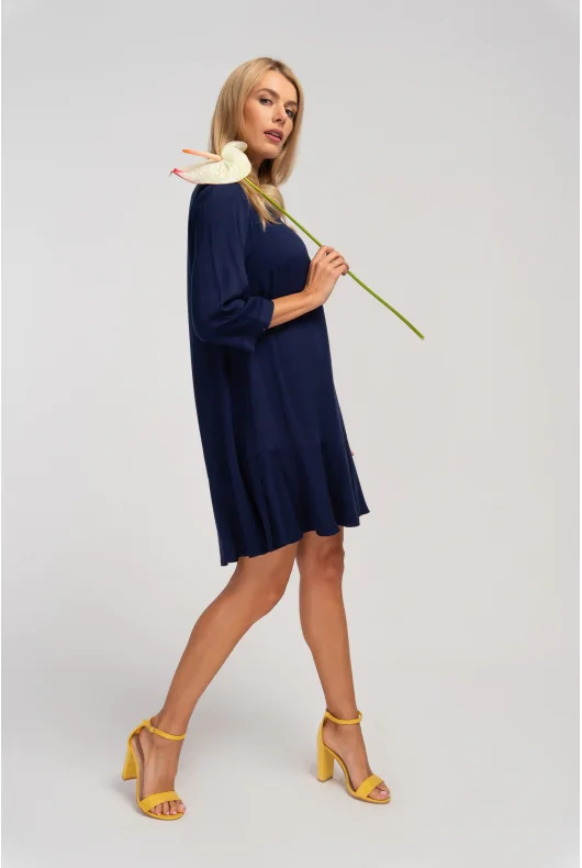 Granatowa - ciemna sukienka mini oversize do kolana w kształcie litery A z rękawami 3/4. Stylizacja wiosenna.