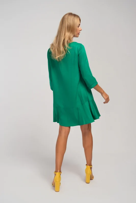 Zielona sukienka mini oversize do kolana w kształcie litery A z rękawami 3/4. Stylizacja wiosenna.