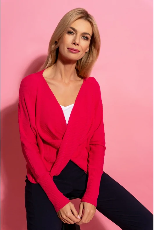Różowy kopertowy sweterek z wiskozy o krótkim i lekkim fasonie. Letnia stylizacja.
