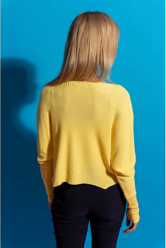 Żółty kopertowy sweterek z wiskozy o krótkim i lekkim fasonie. Letnia stylizacja.