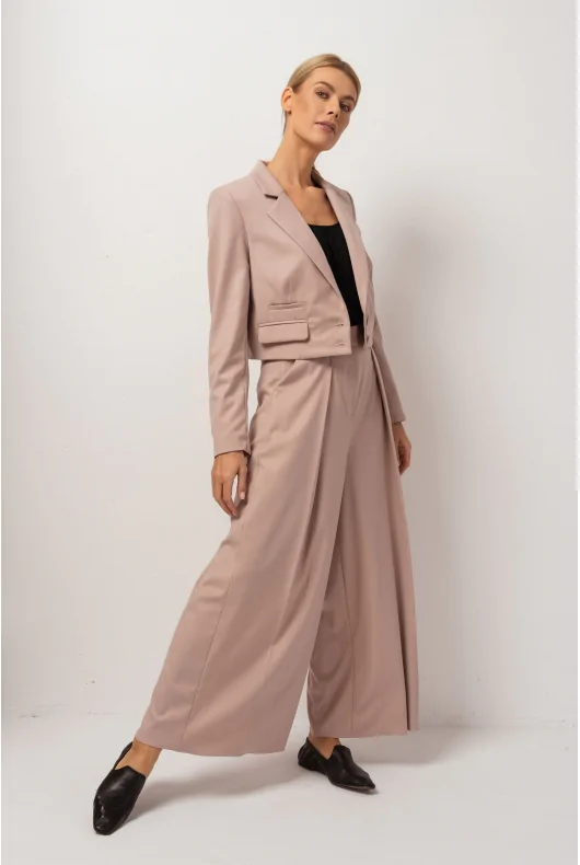 Długie, szerokie damskie spodnie typu palazzo, z wysokim stanem i kieszeniami. Uszyte z wiskozy w kolorze różowym.