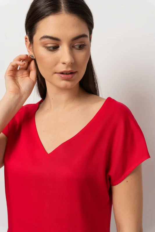 Klasyczny wygodny czerwony tshirt damski z wiskozy. Uniwersalny, do każdej stylizacji.