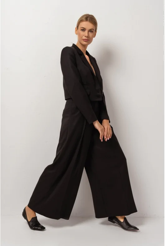 Długie, szerokie damskie spodnie typu palazzo, z wysokim stanem i kieszeniami. Uszyte z wiskozy w kolorze czarnym.