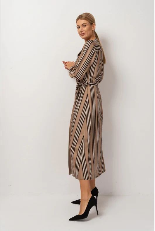 Długa sukienka kopertowa maxi wiązana w talii z bezowo czarnym printem.