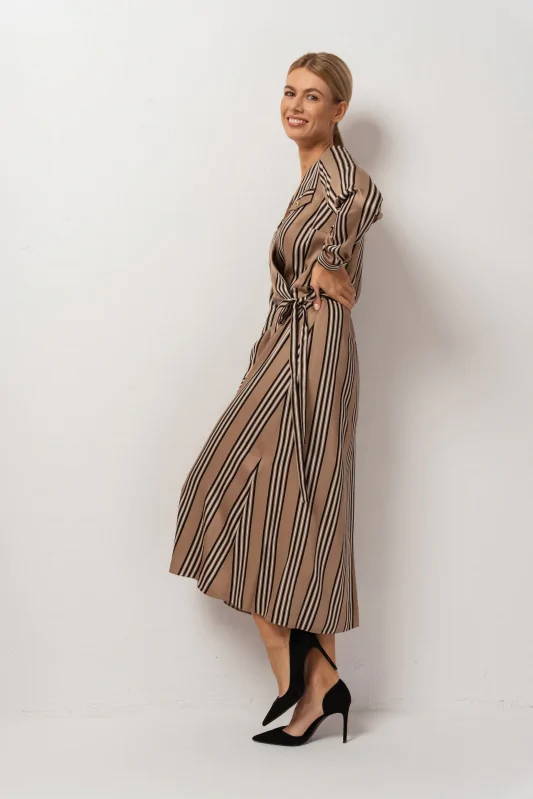 Długa sukienka kopertowa maxi wiązana w talii z bezowo czarnym printem.