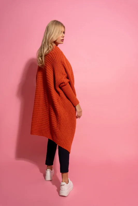 Duży mięsisty sweter - narzuta oversize, w czerwonym - pomarańczowym kolorze o grubym splocie.