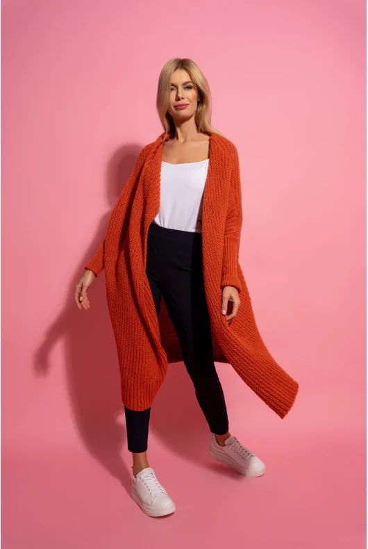 Duży mięsisty sweter - narzuta oversize, w czerwonym - pomarańczowym kolorze o grubym splocie.