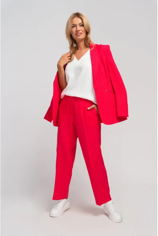 Letnie stylizacje do biura: różowy lniany garnitur damski