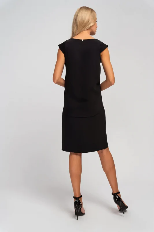 Elegancka czarna sukienka midi z uszyciem zakrywającym brzuch i zapewniający komfort noszenia.