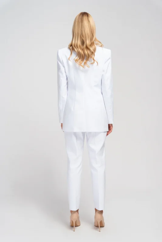 Biała taliowana marynarka o eleganckim kroju, z bawełny, poduszkami podkreślającymi linię ramion.