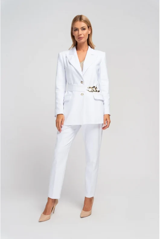elegancki outfit: Biała marynarka i spodnie z bawełny, podkreślające kobiecą sylwetkę.