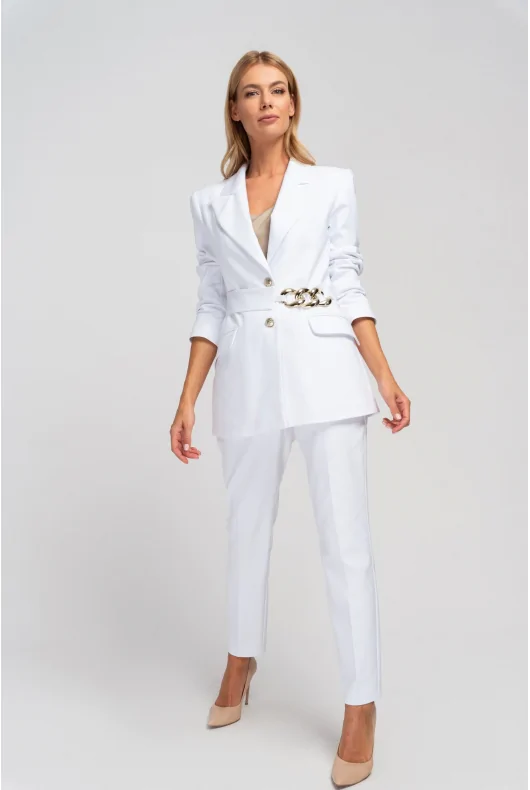 elegancki outfit: Biała marynarka i spodnie z bawełny, podkreślające kobiecą sylwetkę.