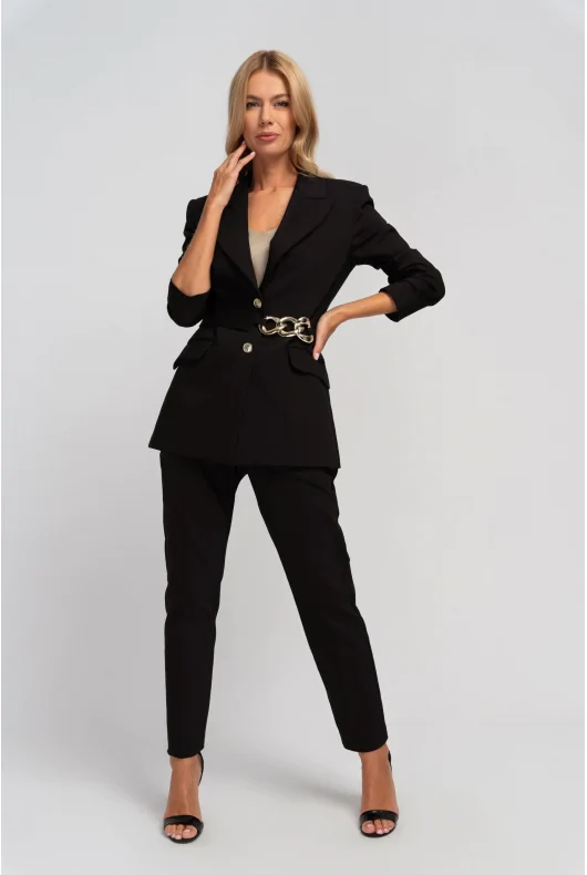 elegancki outfit: Czarna marynarka i spodnie z bawełny, podkreślające kobiecą sylwetkę.