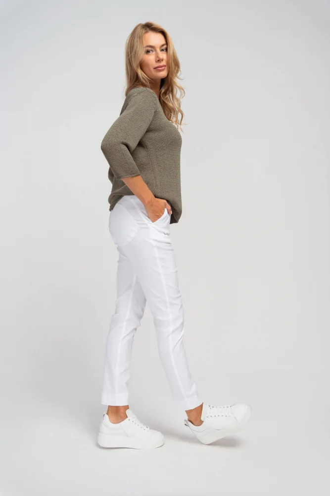 Letnia stylizacja: białe legginsy na gumę z kieszeniami podkreślające sylwetkę