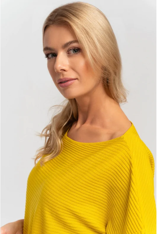 Żółty prążkowany sweter oversize z krótkim rękawem i podwijanymi mankietami