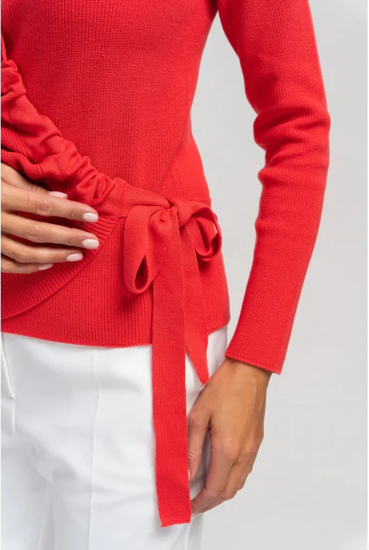 Kopertowy czerwony sweter z wiązaniem w talii marszczeniem i dekoltem