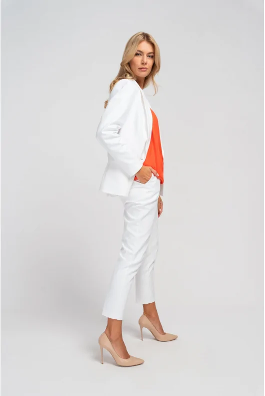 biały garnitur damski i bluzka w kolorze pomarańczowym