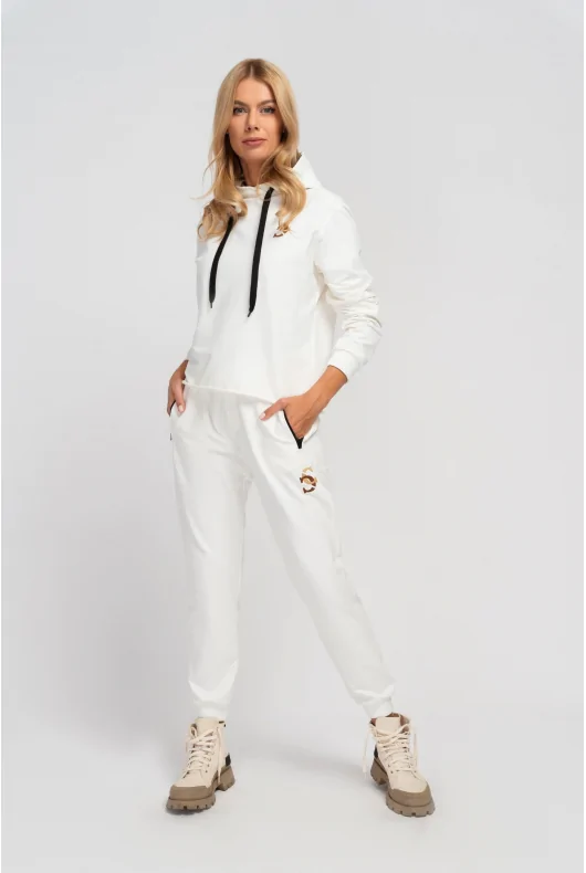 Białe wygodne spodnie dresowe z bawełny z gumką w pasie i haftowanym wzorem