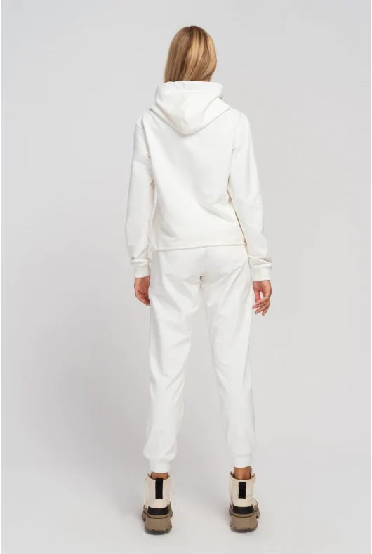 Białe wygodne spodnie dresowe z bawełny z gumką w pasie i haftowanym wzorem