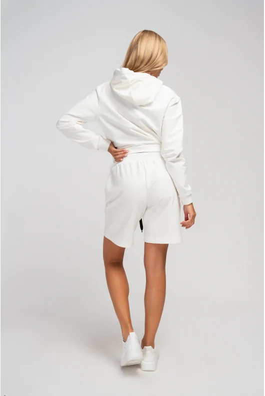 Białe damskie spodenki dresowe z bawełny o luźnym kroju i gumą w pasie