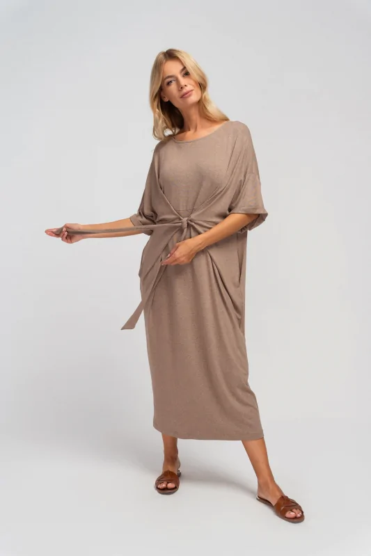 beżowa dzianinowa sukienka maxi oversize wiązana w talii z kieszeniami
