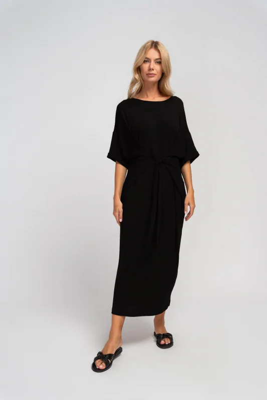 Czarna dzianinowa sukienka maxi oversize wiązana w talii z kieszeniami