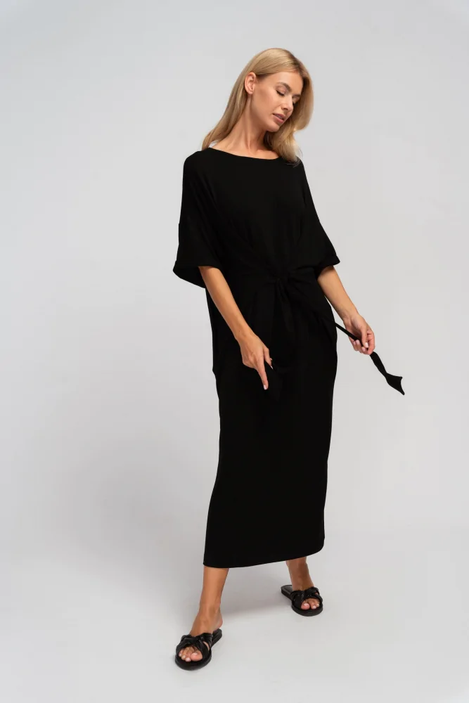 Czarna dzianinowa sukienka maxi oversize wiązana w talii z kieszeniami