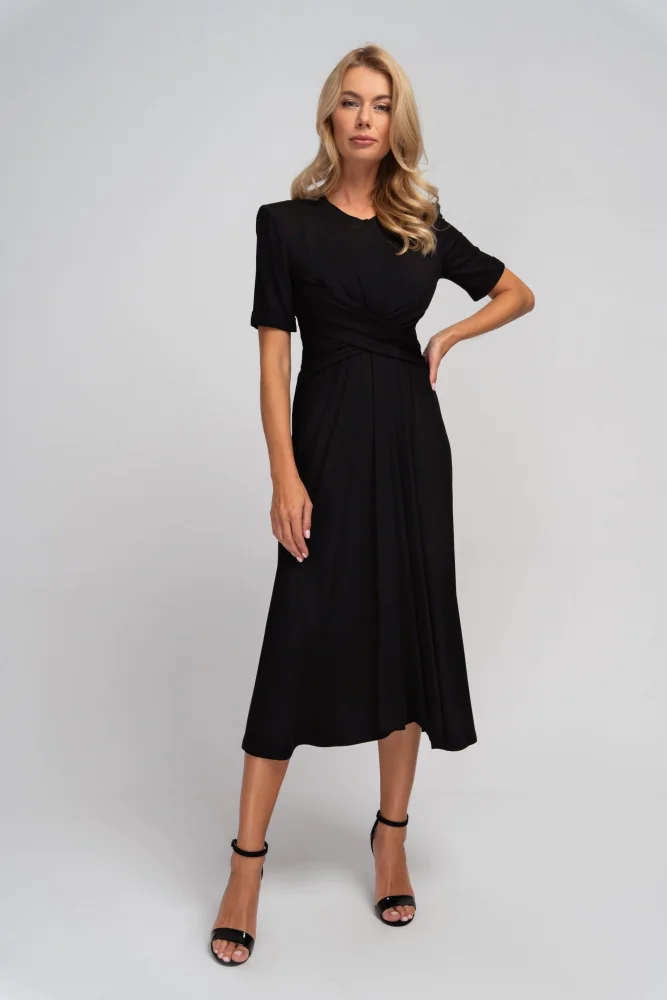 czarna sukienka midi z wiskozy z podkreślona linią ramion