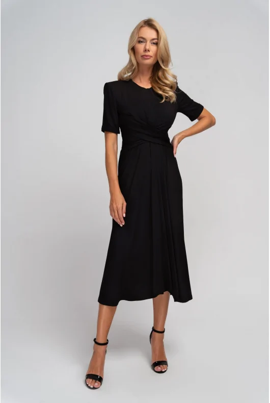 czarna sukienka midi z wiskozy z podkreślona linią ramion