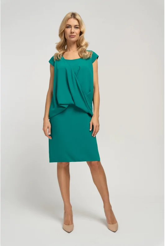 Elegancka zielona sukienka midi z uszyciem zakrywającym brzuch i zapewniający komfort noszenia.