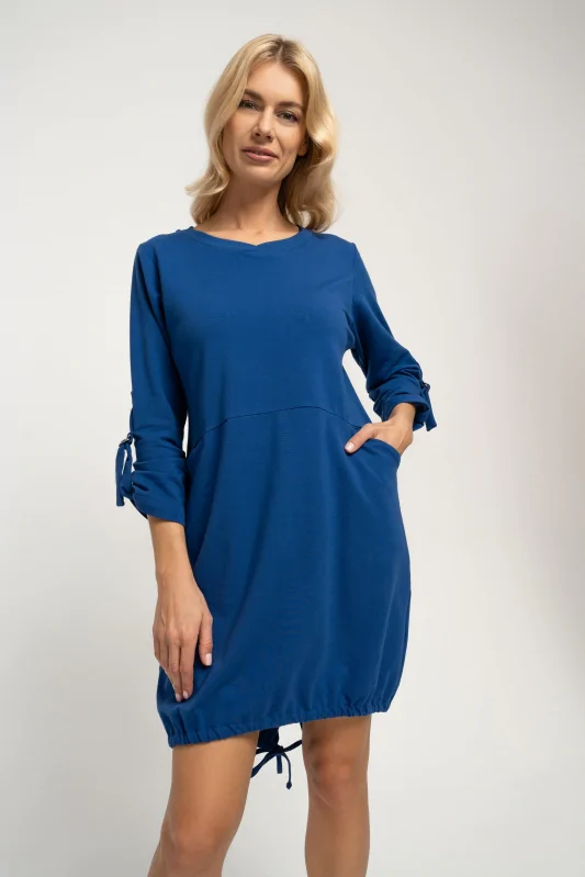 Niebieska sukienka bawełniana, o sportowym kroju z wiązaniem, do kolan.