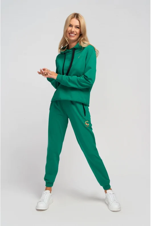Zielone wygodne spodnie dresowe z bawełny z gumką w pasie i haftowanym wzorem