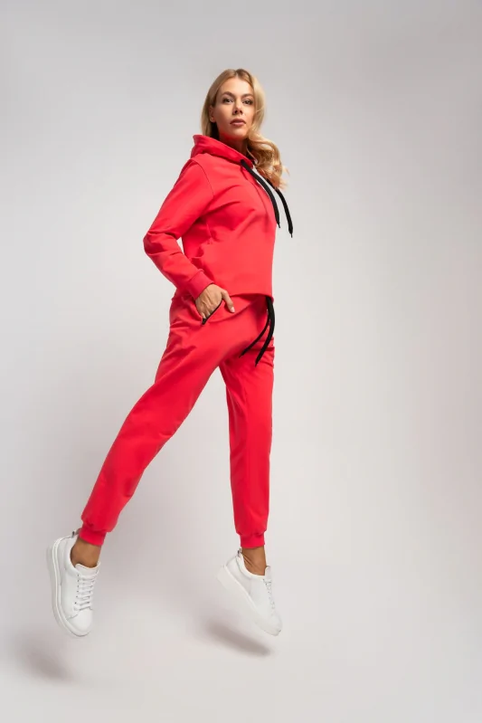 Wygodne czerwone spodnie dresowe z bawełny z gumką w pasie i haftowanym wzorem