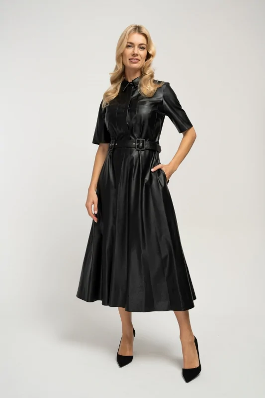 Czarna sukienka midi z eco skóry i wiskozową podszewką, o rozkloszowanym kroju i wiązaniem w talii. Modna stylizacja do biura.
