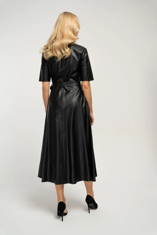 Czarna sukienka midi z eco skóry i wiskozową podszewką, o rozkloszowanym kroju i wiązaniem w talii. Modna stylizacja do biura.