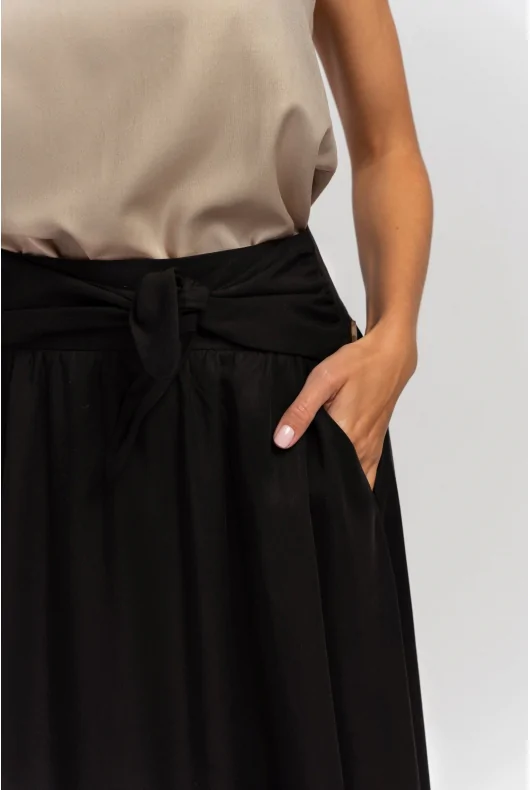 Czarna rozkloszowana spódnica maxi z  wiskozy z kieszeniami i wiązaniem