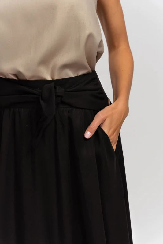 Czarna rozkloszowana spódnica maxi z  wiskozy z kieszeniami i wiązaniem