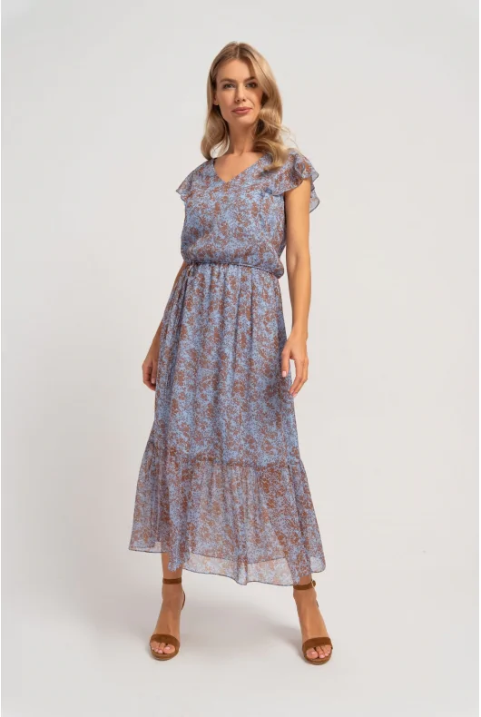 Zwiewna niebieska sukienka maxi we wzory, o luźnym kroju, z falbanami i podkreśloną talią.