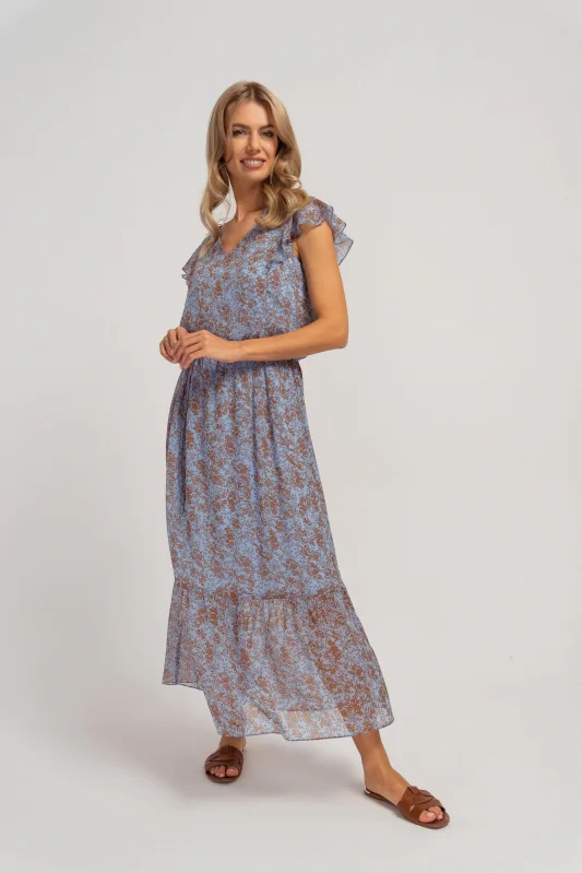 Zwiewna niebieska sukienka maxi we wzory, o luźnym kroju, z falbanami i podkreśloną talią.