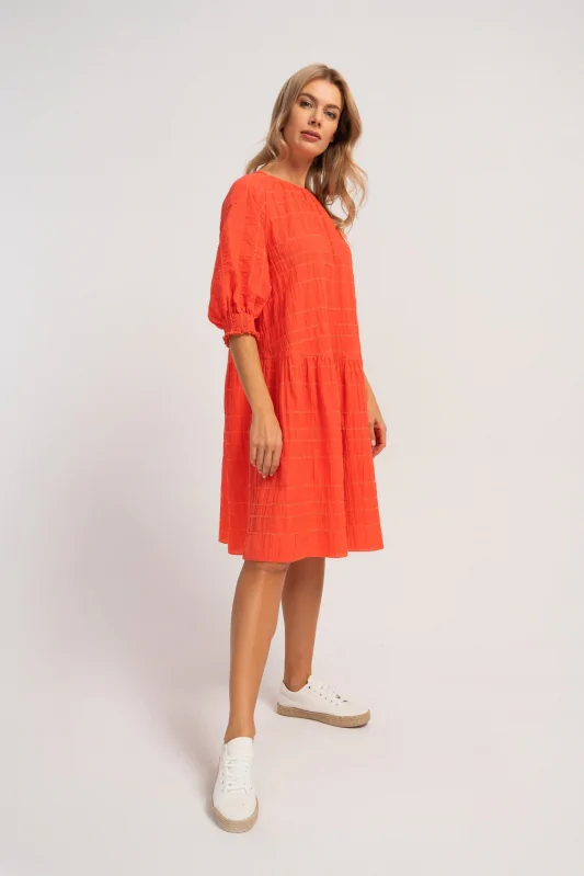 pomarańczowa sukienka oversize na lato z szerokimi rękawami do łokcia