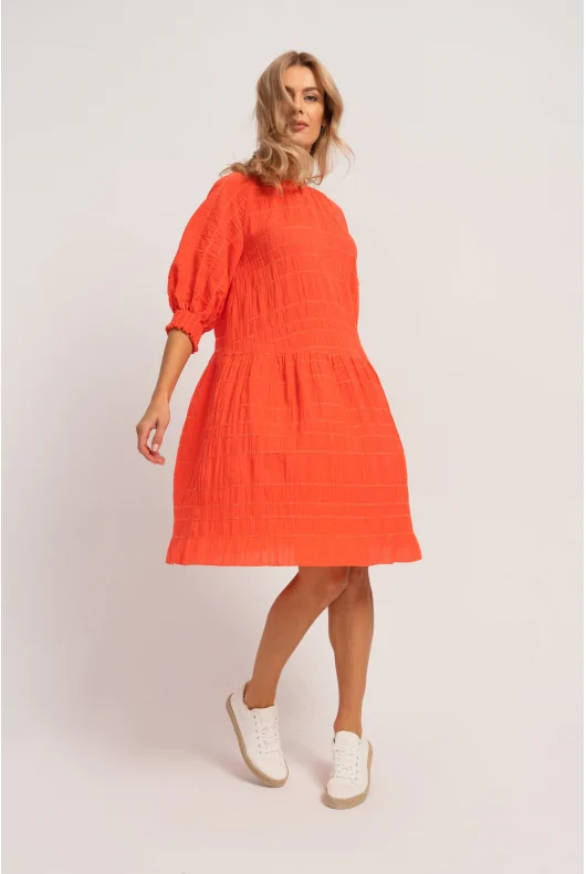pomarańczowa sukienka oversize na lato z szerokimi rękawami do łokcia