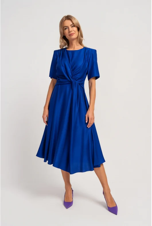 Elegancka połyskująca sukienka midi w kolorze niebieskim, z rozkloszowaną spódnica i poduszkami. Idealna na wesele.